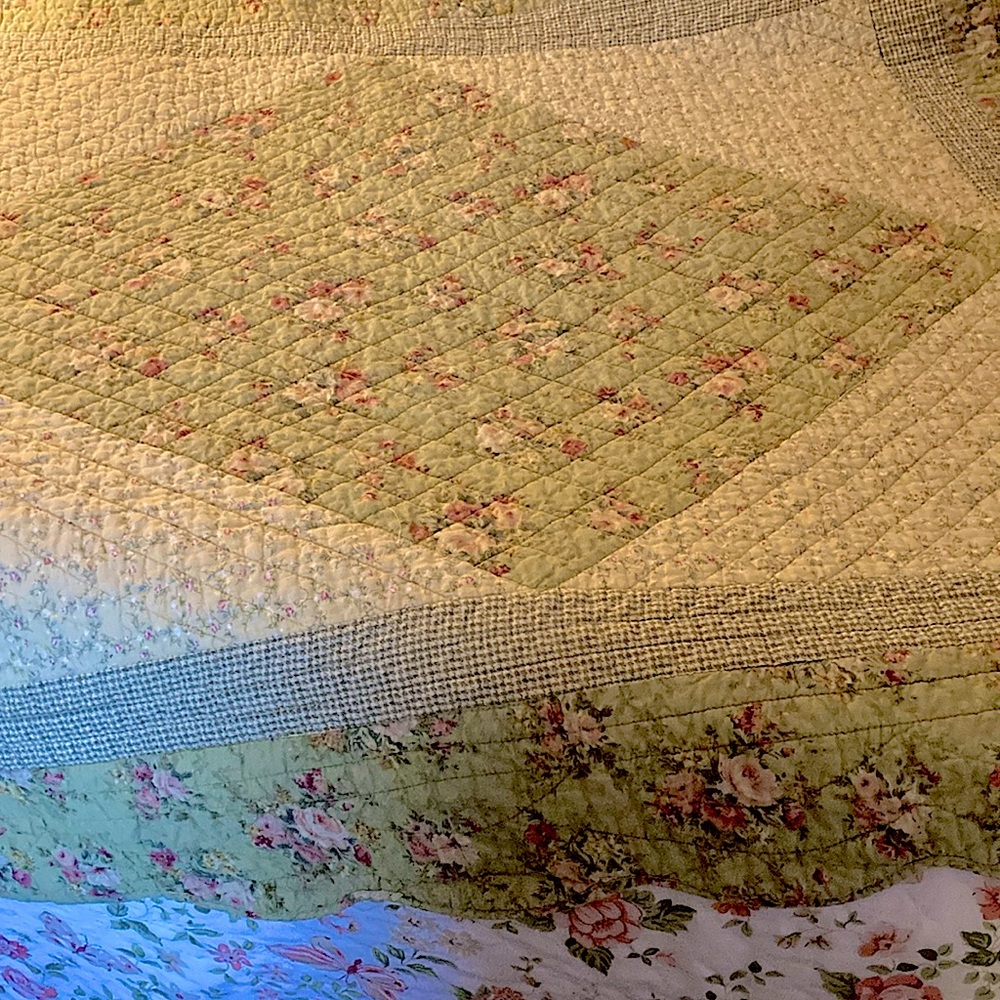 🛌 Cozy Quilt Throw/Lap Blanket - Picture 2 of 5
